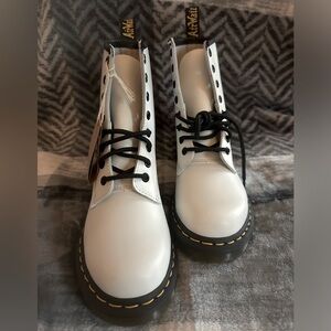 DR MARTENS 1460 Smooth Leather Lace Up Woman’s          SIZE 7